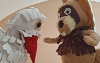 Werken met spelvormen zoals rollenspel, improvisatie, verhalen, poppen, maskers.